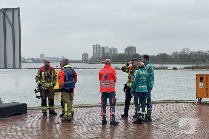 Zoekactie in het water na aantreffen kleding