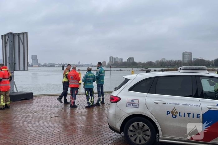 Zoekactie in het water na aantreffen kleding