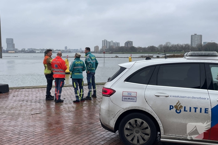Zoekactie in het water na aantreffen kleding