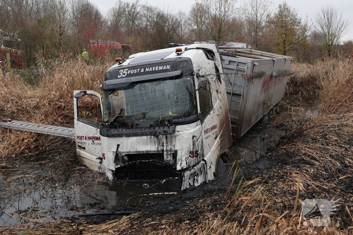 Vrachtwagen belandt in sloot, bestuurder bevrijdt