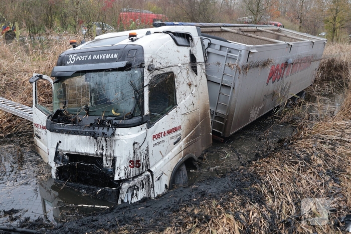 Vrachtwagen belandt in sloot, bestuurder bevrijdt