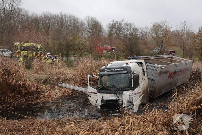Vrachtwagen belandt in sloot, bestuurder bevrijdt