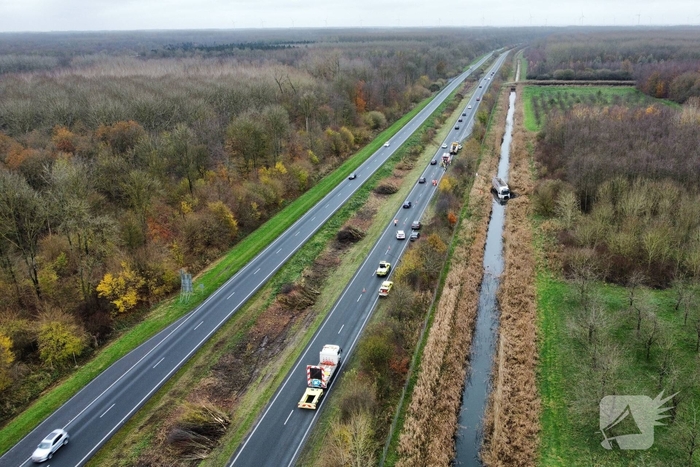 Vrachtwagen belandt in sloot, bestuurder bevrijdt