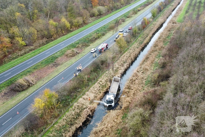 Vrachtwagen belandt in sloot, bestuurder bevrijdt