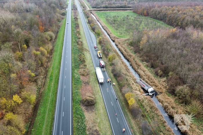 Vrachtwagen belandt in sloot, bestuurder bevrijdt
