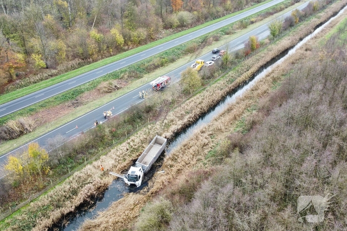 Vrachtwagen belandt in sloot, bestuurder bevrijdt