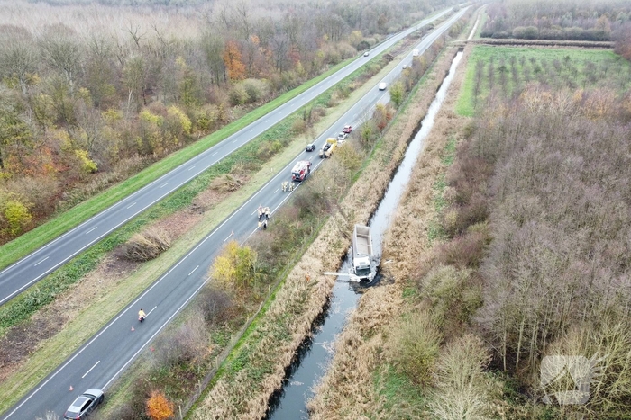 Vrachtwagen belandt in sloot, bestuurder bevrijdt