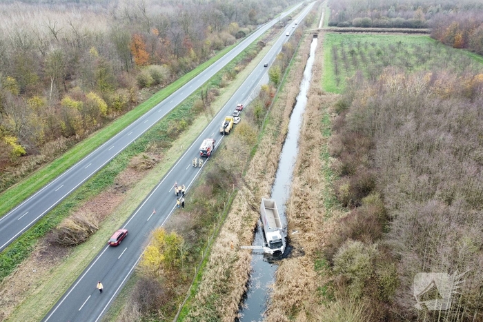 Vrachtwagen belandt in sloot, bestuurder bevrijdt
