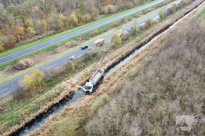 Vrachtwagen belandt in sloot, bestuurder bevrijdt