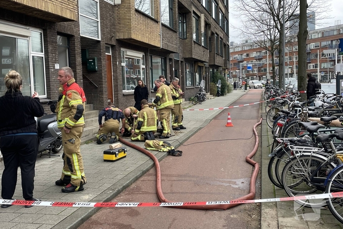 Brandweer graaft stoep open wegens leidingbreuk