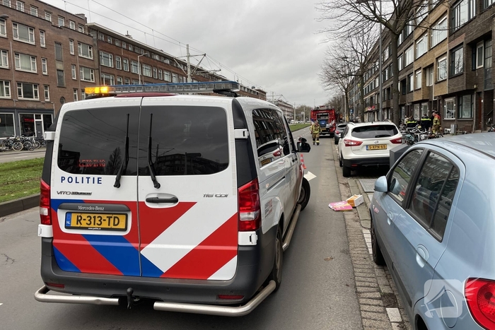 Brandweer graaft stoep open wegens leidingbreuk