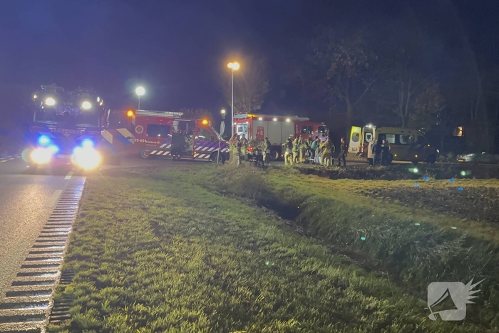 Tandem belandt in sloot, persoon naar ziekenhuis