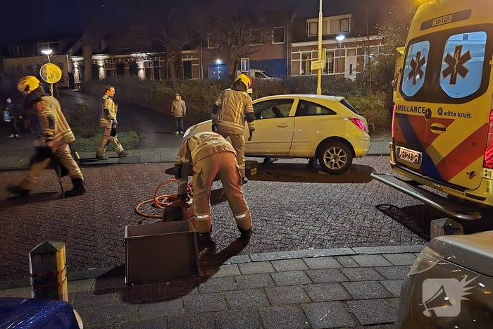 Snelle actie redt kind onder voertuig