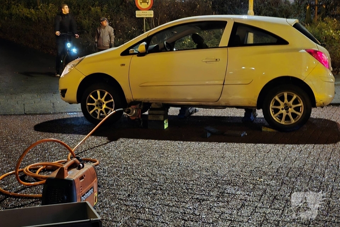 Snelle actie redt kind onder voertuig