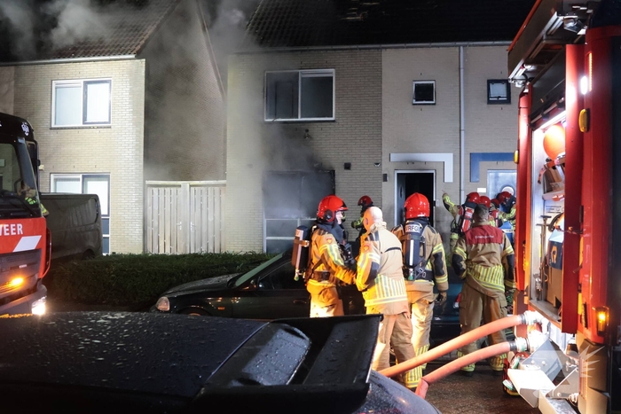 Explosie veroorzaakt woningbrand met gewonde