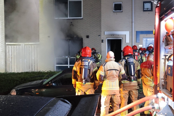 Explosie veroorzaakt woningbrand met gewonde