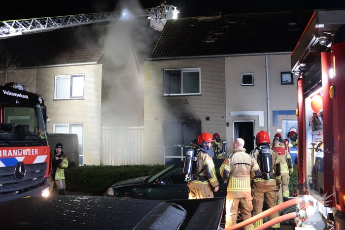 Explosie veroorzaakt woningbrand met gewonde