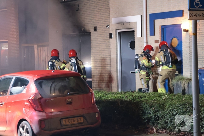 Explosie veroorzaakt woningbrand met gewonde