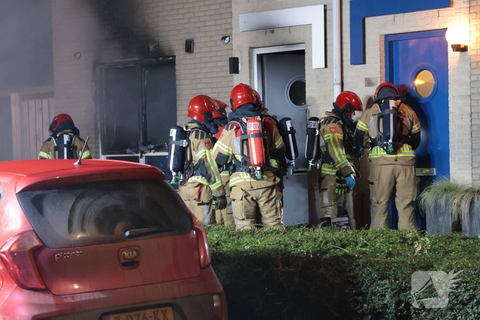 Explosie veroorzaakt woningbrand met gewonde