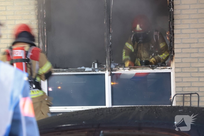 Explosie veroorzaakt woningbrand met gewonde