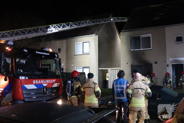 Explosie veroorzaakt woningbrand met gewonde