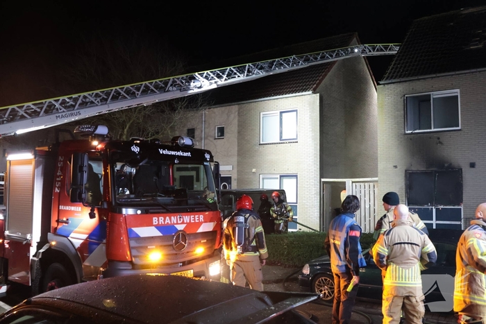 Explosie veroorzaakt woningbrand met gewonde