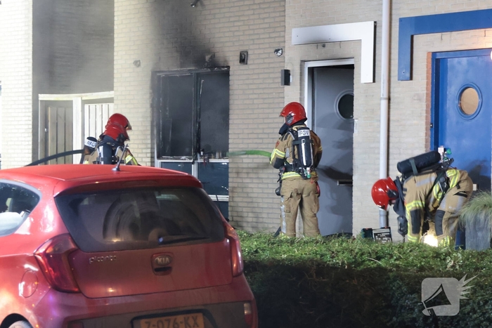Explosie veroorzaakt woningbrand met gewonde