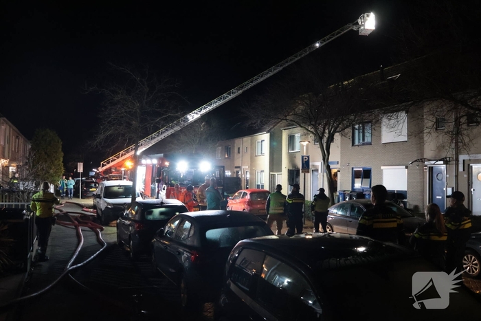 Explosie veroorzaakt woningbrand met gewonde