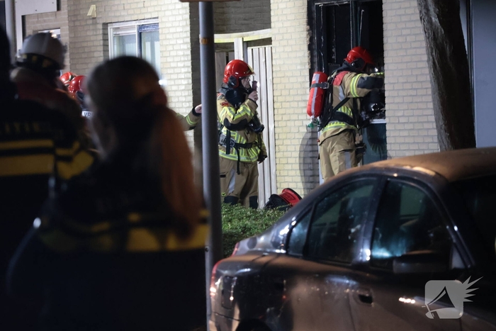 Explosie veroorzaakt woningbrand met gewonde