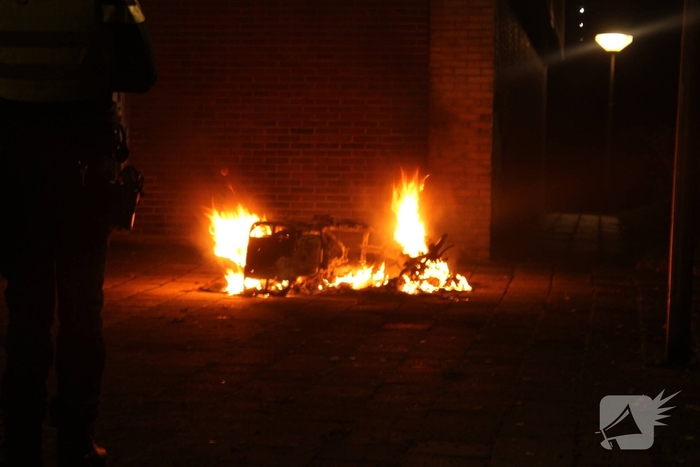 Brandweer blust scooter vlammen