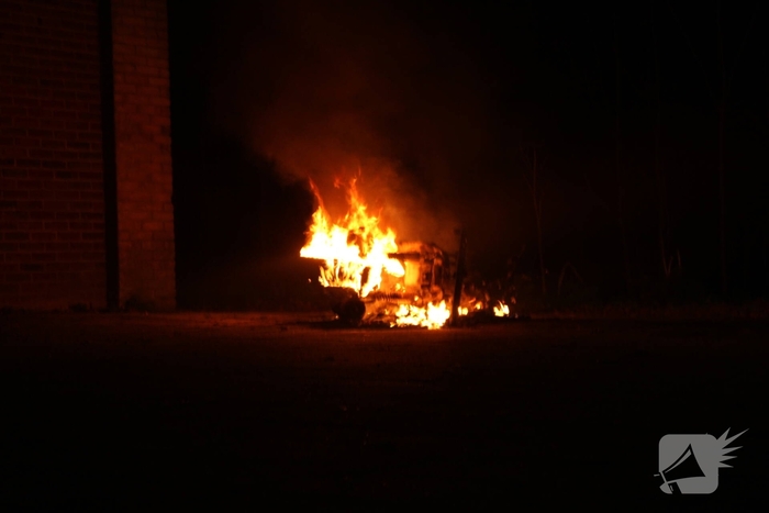 Brandweer blust scooter vlammen