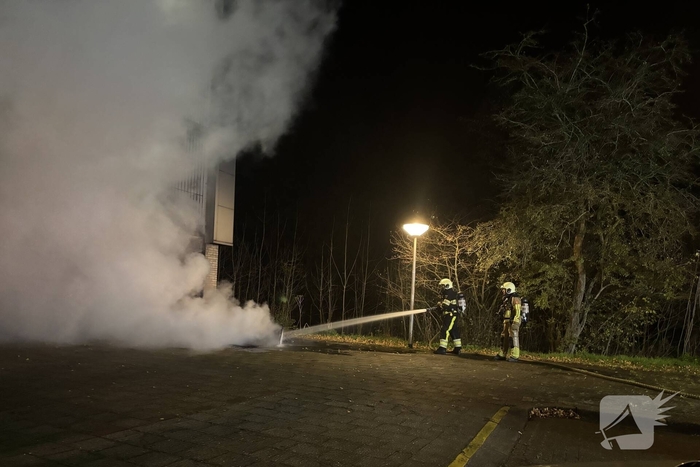 Brandweer blust scooter vlammen