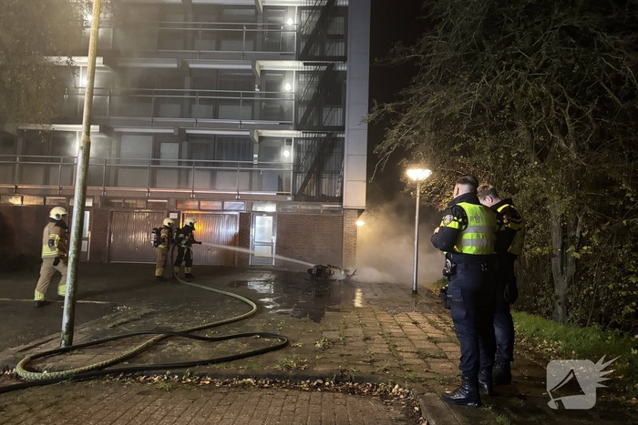 Brandweer blust scooter vlammen
