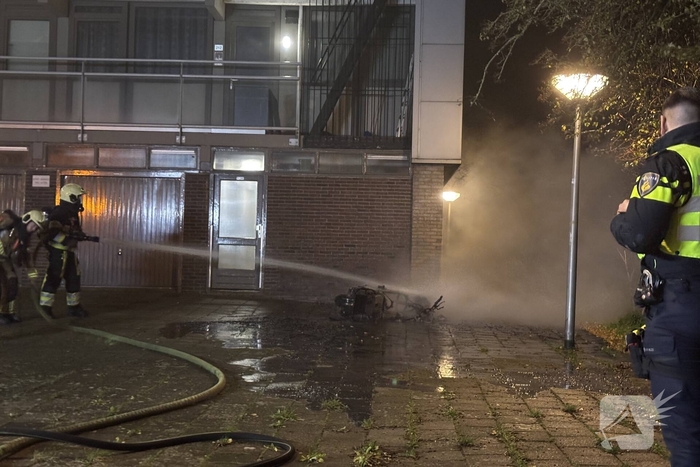 Brandweer blust scooter vlammen