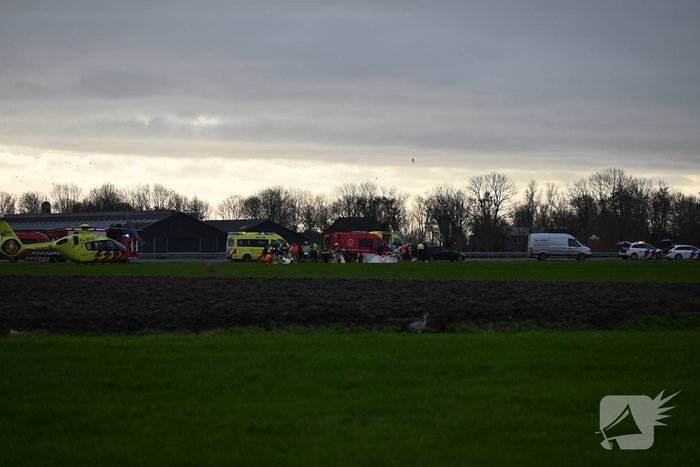 Auto raakt te water, hulpdiensten ter plaatse