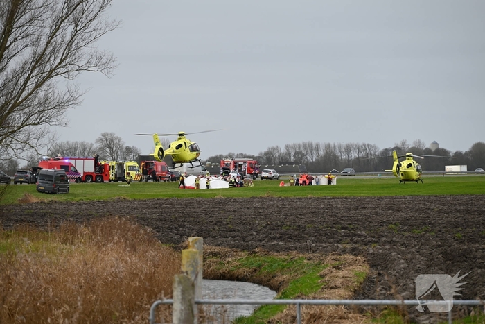 Dode en vier gewonden nadat auto in sloot belandt