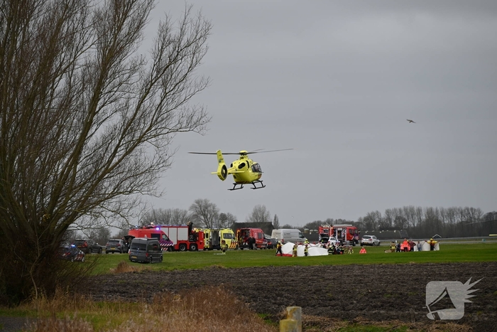 Dode en vier gewonden nadat auto in sloot belandt