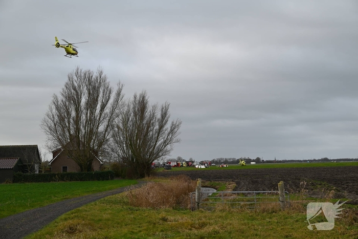 Dode en vier gewonden nadat auto in sloot belandt