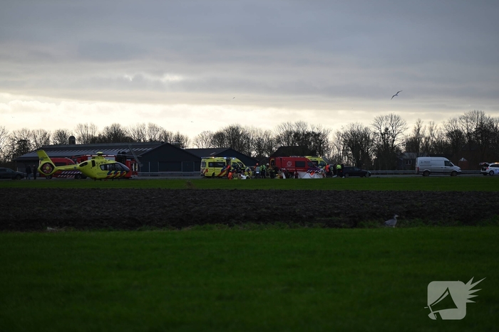 Dode en vier gewonden nadat auto in sloot belandt