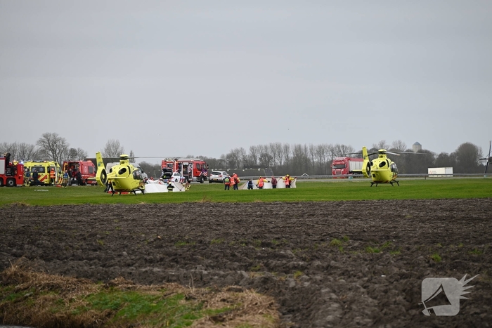 Dode en vier gewonden nadat auto in sloot belandt