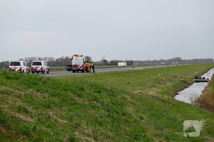 Dode en vier gewonden nadat auto in sloot belandt