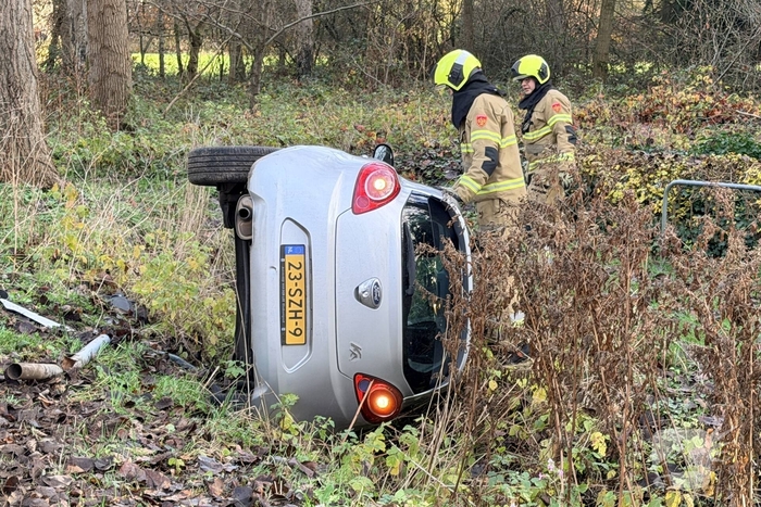 Auto belandt op kant na ongeval