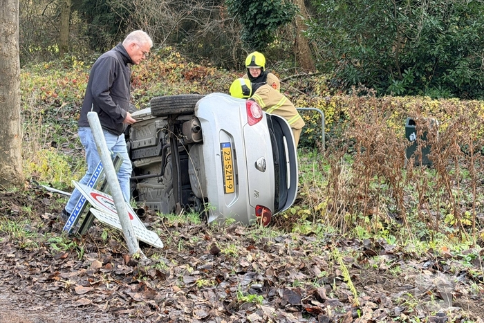 Auto belandt op kant na ongeval
