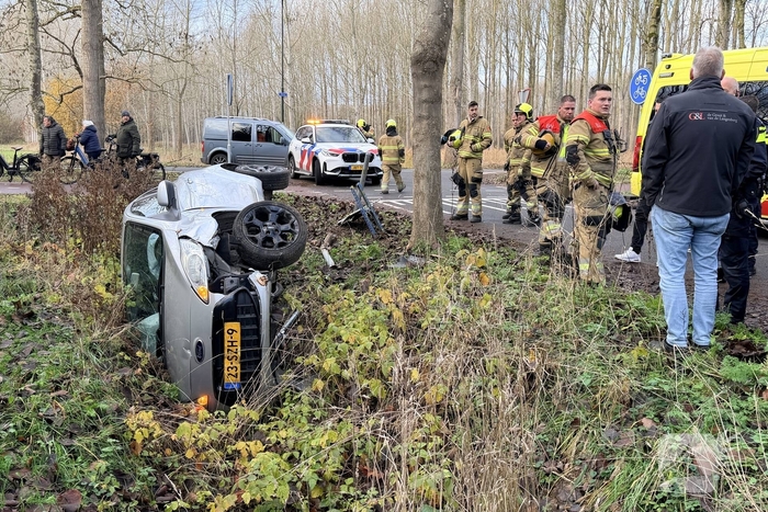 Auto belandt op kant na ongeval