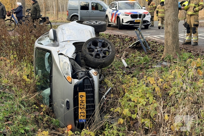 Auto belandt op kant na ongeval