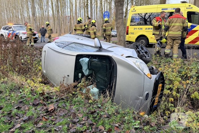 Auto belandt op kant na ongeval