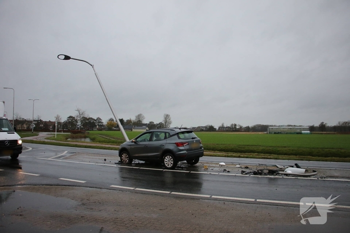 Auto botst tegen lantaarnpaal