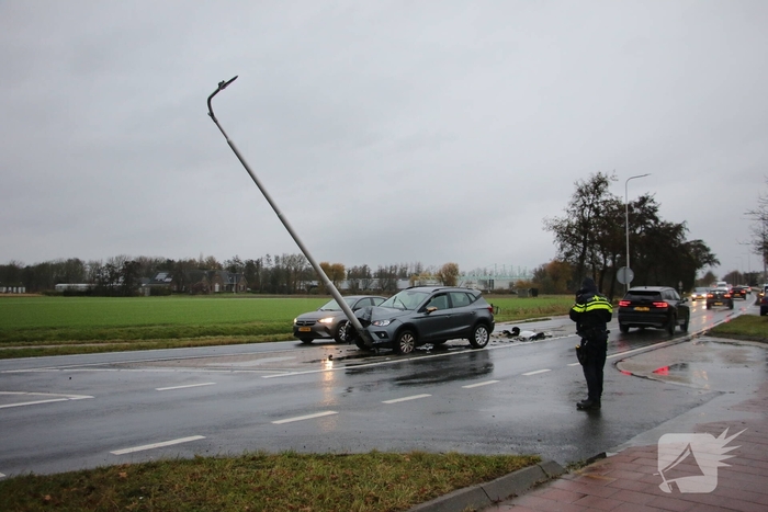 Auto botst tegen lantaarnpaal
