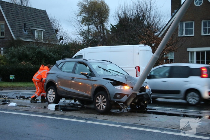 Auto botst tegen lantaarnpaal