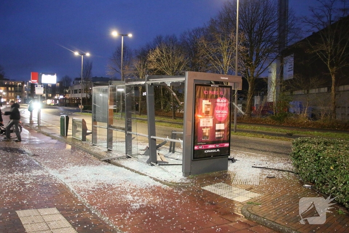 Flinke ravage na aanrijding tussen bus en bushalte
